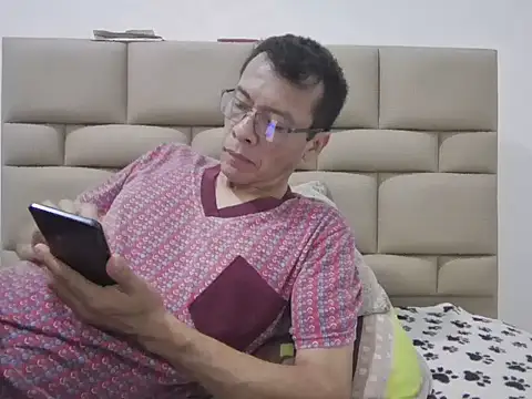 skinnylatino51 online show from April 5, 1:25 am