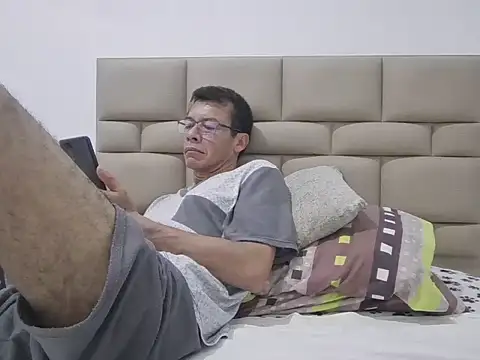 skinnylatino51 online show from April 16, 12:33 am