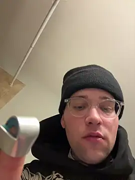 Snapshot of robin_bones chatting on November 11, 3:28 am robin bones online show from November 11, 3:28 am