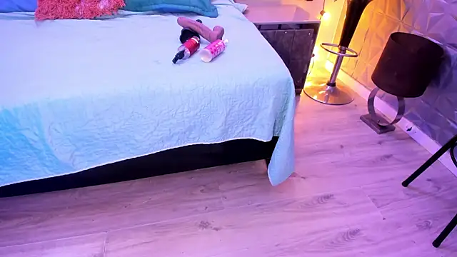 Scarletbigbug online show from September 29, 6:35 pm