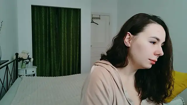 Snapshot of Di_na_Bell chatting on October 6, 6:44 am Di na Bell online show from October 6, 6:44 am