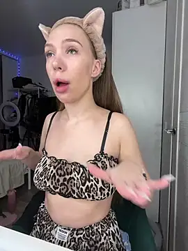 Snapshot of AlysonHuxley_ chatting on February 4, 12:27 am AlysonHuxley online show from February 4, 12:27 am