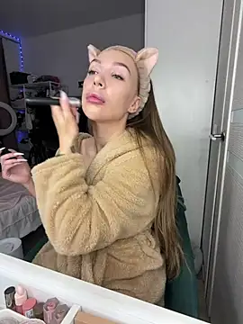 Snapshot of AlysonHuxley_ chatting on February 7, 1:20 am AlysonHuxley online show from February 7, 1:20 am