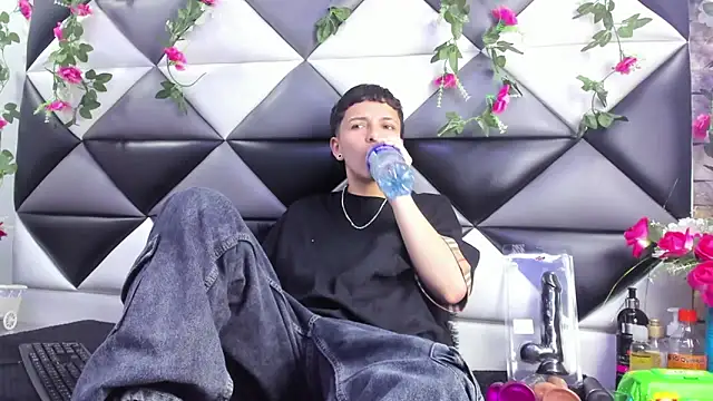 Megan Thompson  online show from October 29, 2:25 am