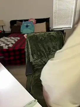 Snapshot of Alix_Valentine chatting on February 8, 5:38 pm Alix Valentine online show from February 8, 5:38 pm