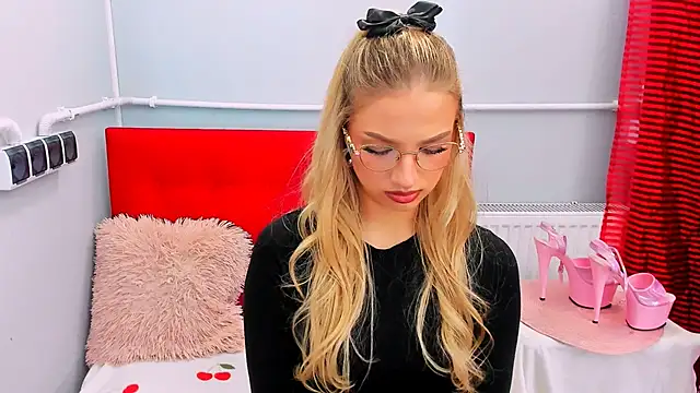 EvetteRose online show from May 22, 2:33 pm