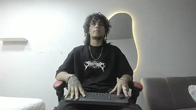 Snapshot of JackesTaylor chatting on February 2, 6:12 am JackesTaylor online show from February 2, 6:12 am