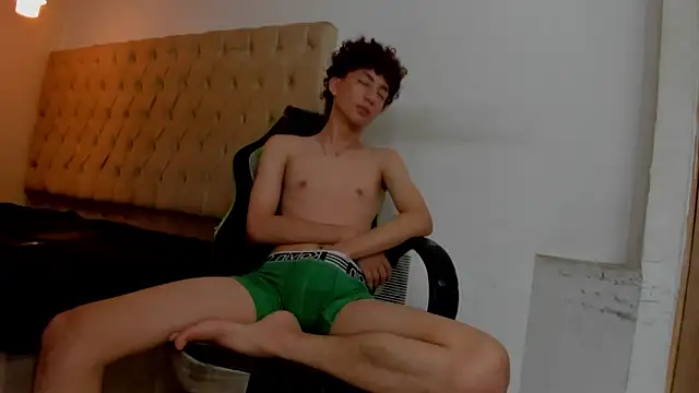 Darkknightx01 online show from February 6, 9:01 am