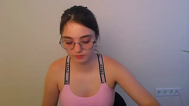 Snapshot of Sun_Shine__ chatting on June 14, 2:24 am Sun Shine online show from June 14, 2:24 am