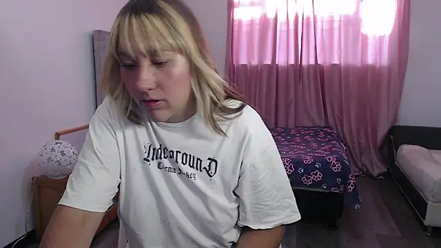 Snapshot of Aiimee_hills chatting on September 15, 10:21 pm Aiimee hills online show from September 15, 10:21 pm