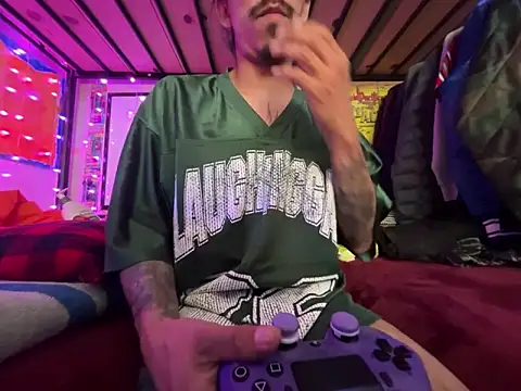 Snapshot of bigdickkane300 chatting on April 12, 11:43 pm bigdickkane300 online show from April 12, 11:43 pm