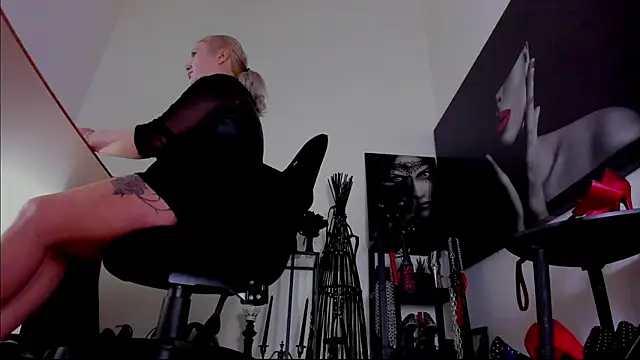 demisweet online show from February 10, 5:33 am