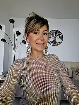 CelynaRoss online show from April 16, 9:32 am