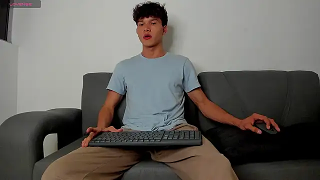 2Amateur Guys online show from January 18, 12:03 am