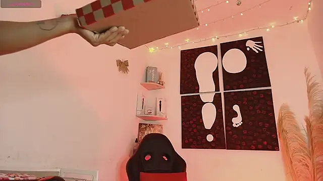 Iamlola  online show from January 18, 4:05 am