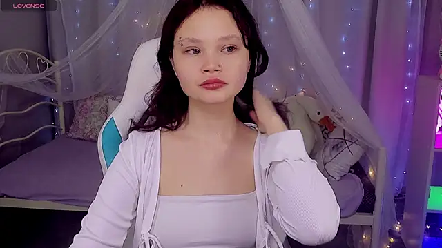 EmilyChaves online show from May 12, 7:38 am