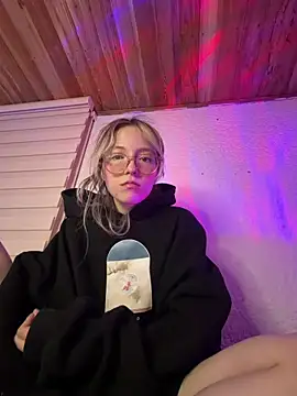 Snapshot of ReenKitty chatting on March 21, 8:41 am ReenKitty online show from March 21, 8:41 am