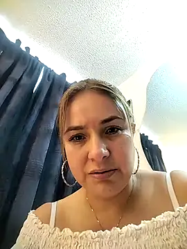 Snapshot of luciamature_ chatting on February 5, 9:41 pm luciamature online show from February 5, 9:41 pm