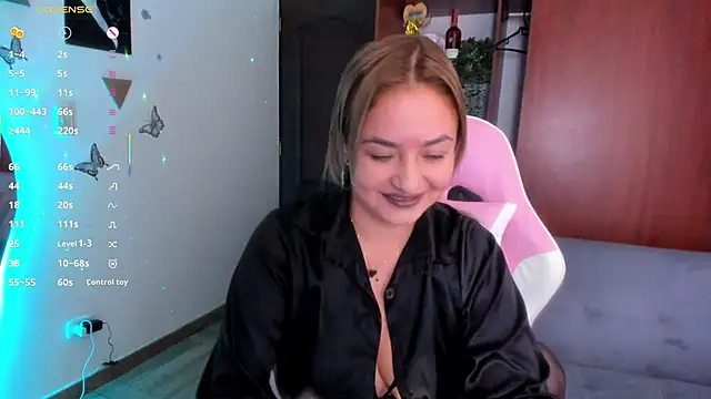 Snapshot of luciamature_ chatting on February 10, 12:04 am luciamature online show from February 10, 12:04 am