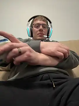 Snapshot of jungleking_88 chatting on February 8, 2:37 am jungleking 88 online show from February 8, 2:37 am