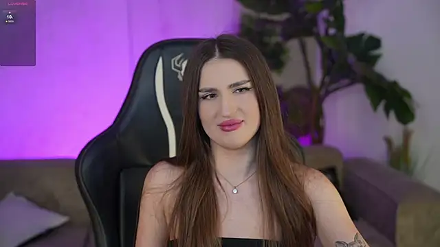 Snapshot of Goldie_Flame chatting on October 15, 2:33 am Goldie Flame online show from October 15, 2:33 am