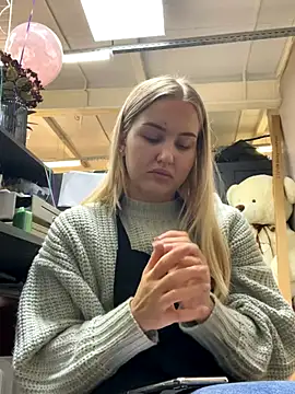 Snapshot of CandyVice chatting on October 17, 4:20 pm CandyVice online show from October 17, 4:20 pm