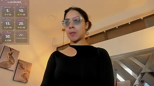 Hanna Cornee  online show from November 6, 1:34 pm