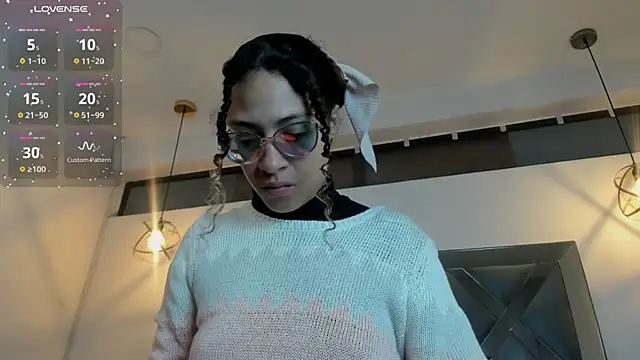 Hanna Cornee  online show from November 11, 1:22 pm