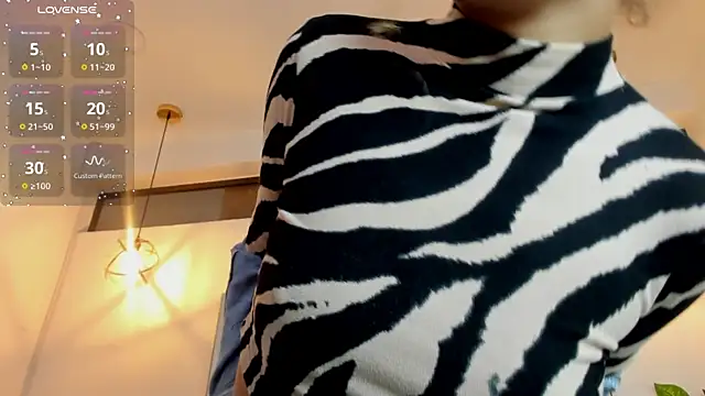 Hanna Cornee  online show from November 13, 1:10 pm