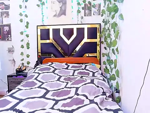 lucywhite13 online show from October 10, 3:11 pm