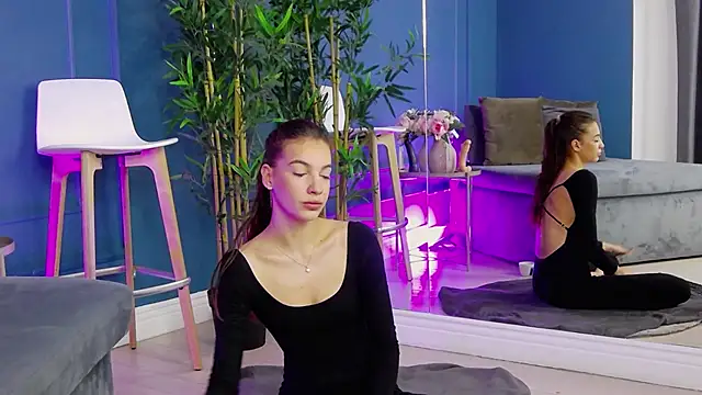 Snapshot of KimmDaviss chatting on November 5, 9:20 am KimmDaviss online show from November 5, 9:20 am