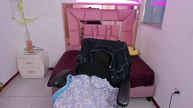 anna moon11 online show from April 1, 8:06 pm