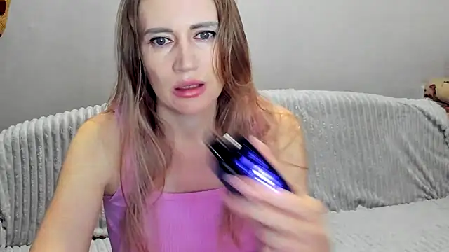 Snapshot of JessFoxxx chatting on April 17, 3:42 am JessFoxxx online show from April 17, 3:42 am