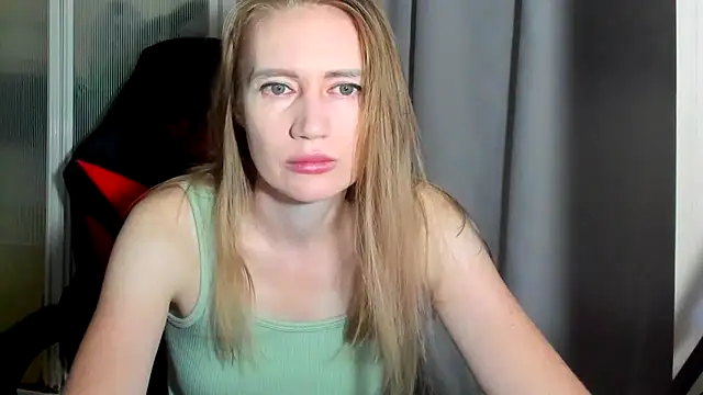 Snapshot of JessFoxxx chatting on May 27, 2:30 am JessFoxxx online show from May 27, 2:30 am