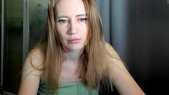 Snapshot of JessFoxxx chatting on May 28, 2:09 am JessFoxxx online show from May 28, 2:09 am