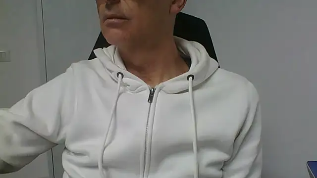 Snapshot of Sensor2000 chatting on February 3, 2:33 pm Sensor2000 online show from February 3, 2:33 pm