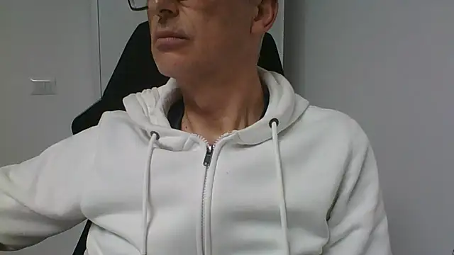 Snapshot of Sensor2000 chatting on February 11, 3:50 pm Sensor2000 online show from February 11, 3:50 pm