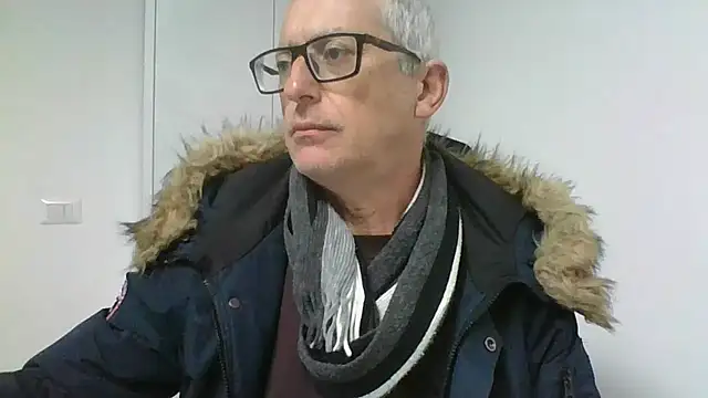 Snapshot of Sensor2000 chatting on February 14, 11:18 am Sensor2000 online show from February 14, 11:18 am