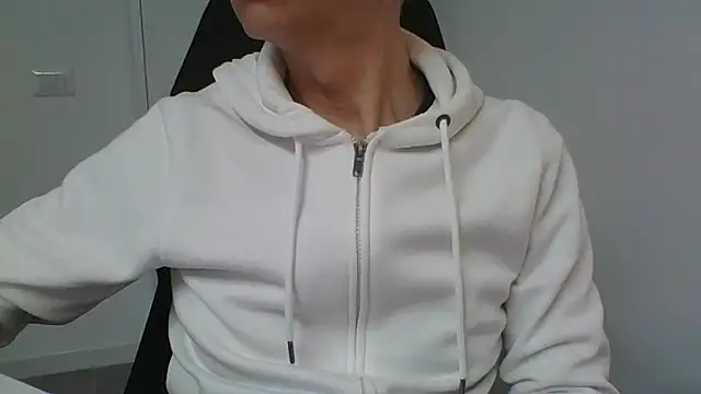 Snapshot of Sensor2000 chatting on February 16, 7:59 am Sensor2000 online show from February 16, 7:59 am