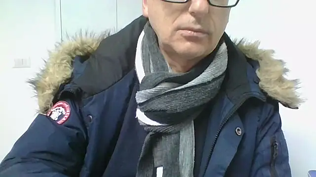 Snapshot of Sensor2000 chatting on February 18, 8:43 am Sensor2000 online show from February 18, 8:43 am