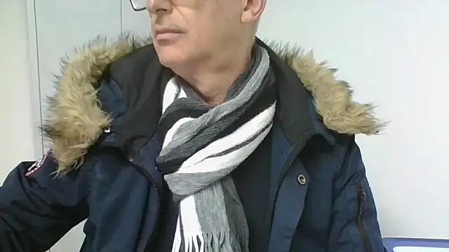 Snapshot of Sensor2000 chatting on February 20, 10:05 am Sensor2000 online show from February 20, 10:05 am