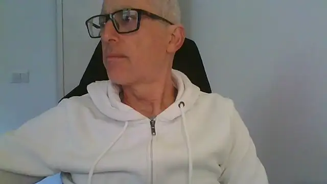 Snapshot of Sensor2000 chatting on February 26, 2:38 pm Sensor2000 online show from February 26, 2:38 pm