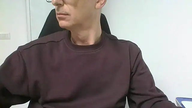 Snapshot of Sensor2000 chatting on March 2, 8:43 am Sensor2000 online show from March 2, 8:43 am