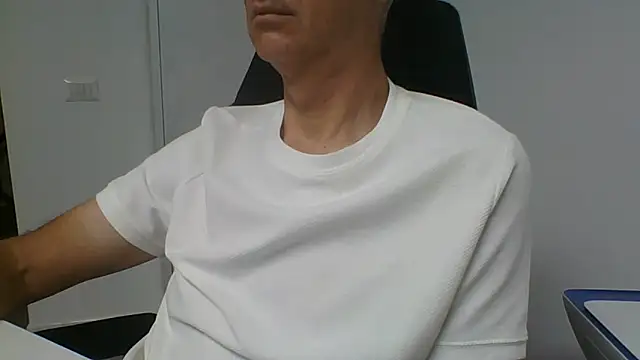 Snapshot of Sensor2000 chatting on July 2, 7:14 am Sensor2000 online show from July 2, 7:14 am