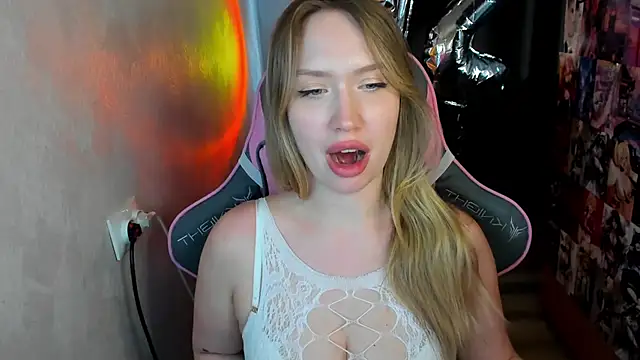 NicoleRiccii online show from April 17, 5:05 pm