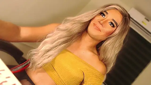 SissifyMeNow online show from October 4, 6:50 pm