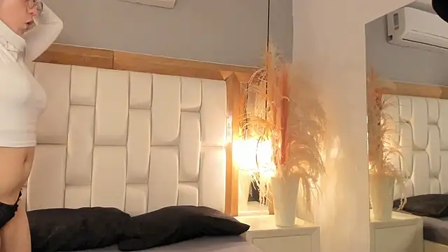 Daphne And Roger online show from September 11, 11:32 am