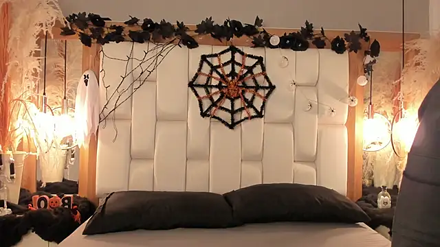 Daphne And Roger online show from October 18, 11:33 am