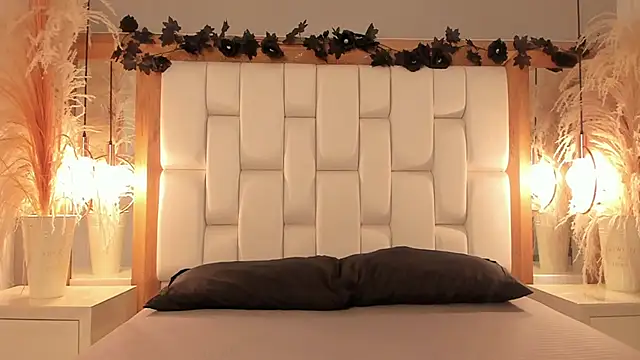 Daphne And Roger online show from November 1, 1:02 pm