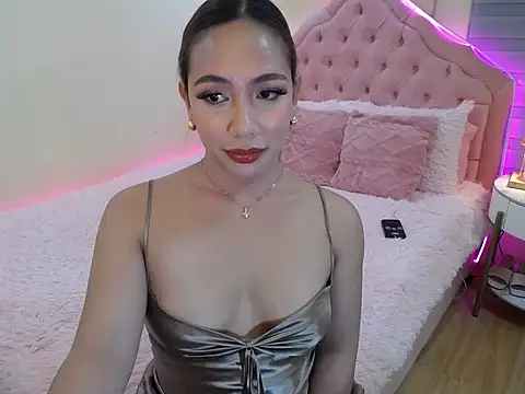 ur seductivelaura online show from May 5, 5:43 pm